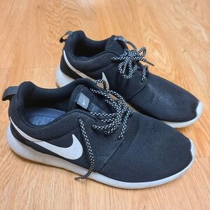 Womens Size 9 Nike Sneakers